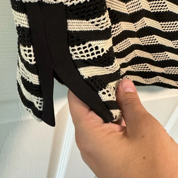 Maggy London Geometric Stripped Netting Black & White T Shirt Dress Mini Size 10 - Picture 2 of 6